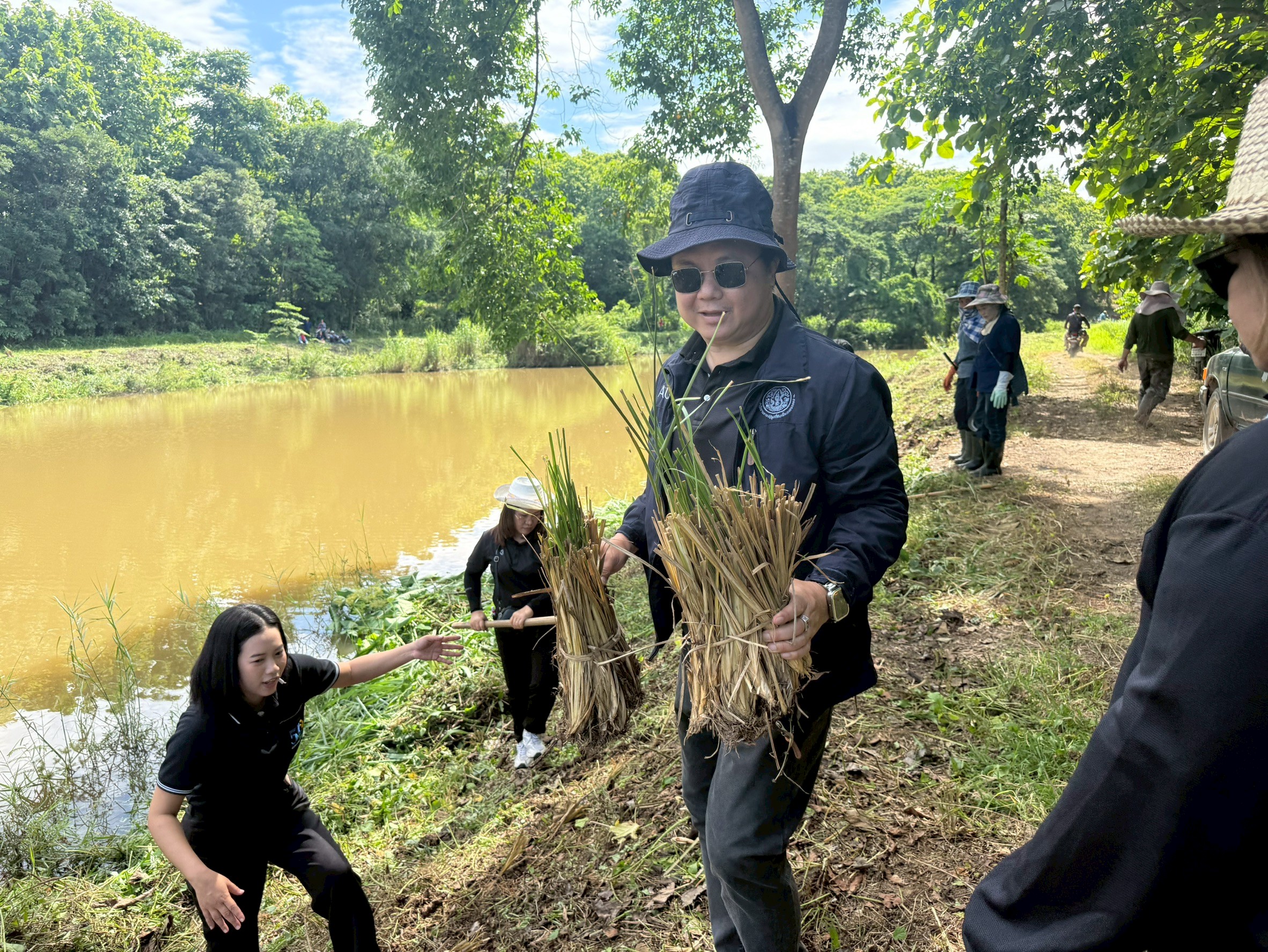 title - ส.ป.ก.แพร่ เดินหน้า “โครงการพัฒนาและรณรงค์การใช้หญ้าแฝก  อันเนื่องมาจากพระราชดำริ ในเขตปฏิรูปที่ดินจังหวัดแพร่ ปีงบประมาณ พ.ศ. 2569
